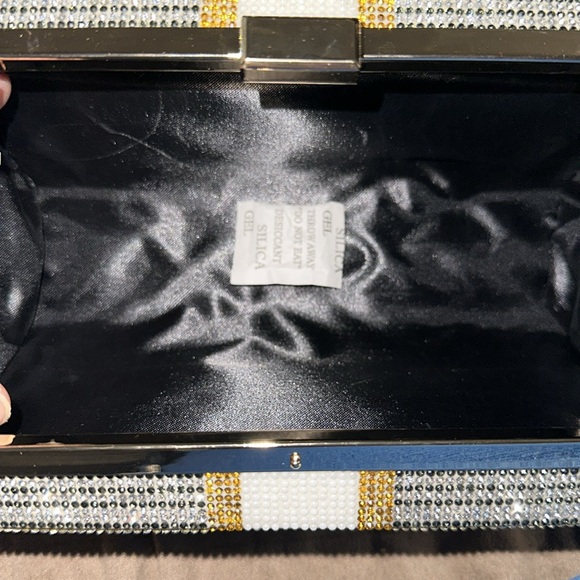 RHINESTONE clutch $10,000 in silver - Picture 3 of 3